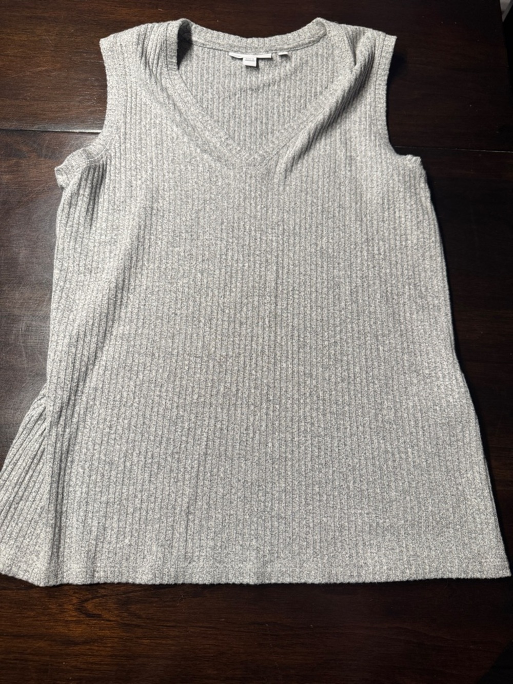 3/$30! 🛍️ Chico's Light Gray Ribbed V-Neck Sleeveless Knit Tank